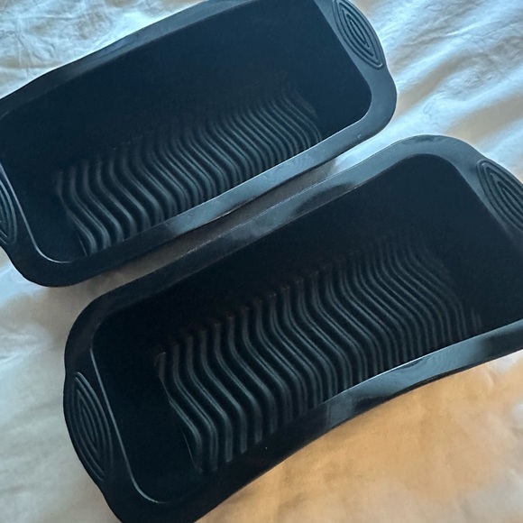 Non-Stick Black Silicone Loaf Pans - Picture 1 of 3